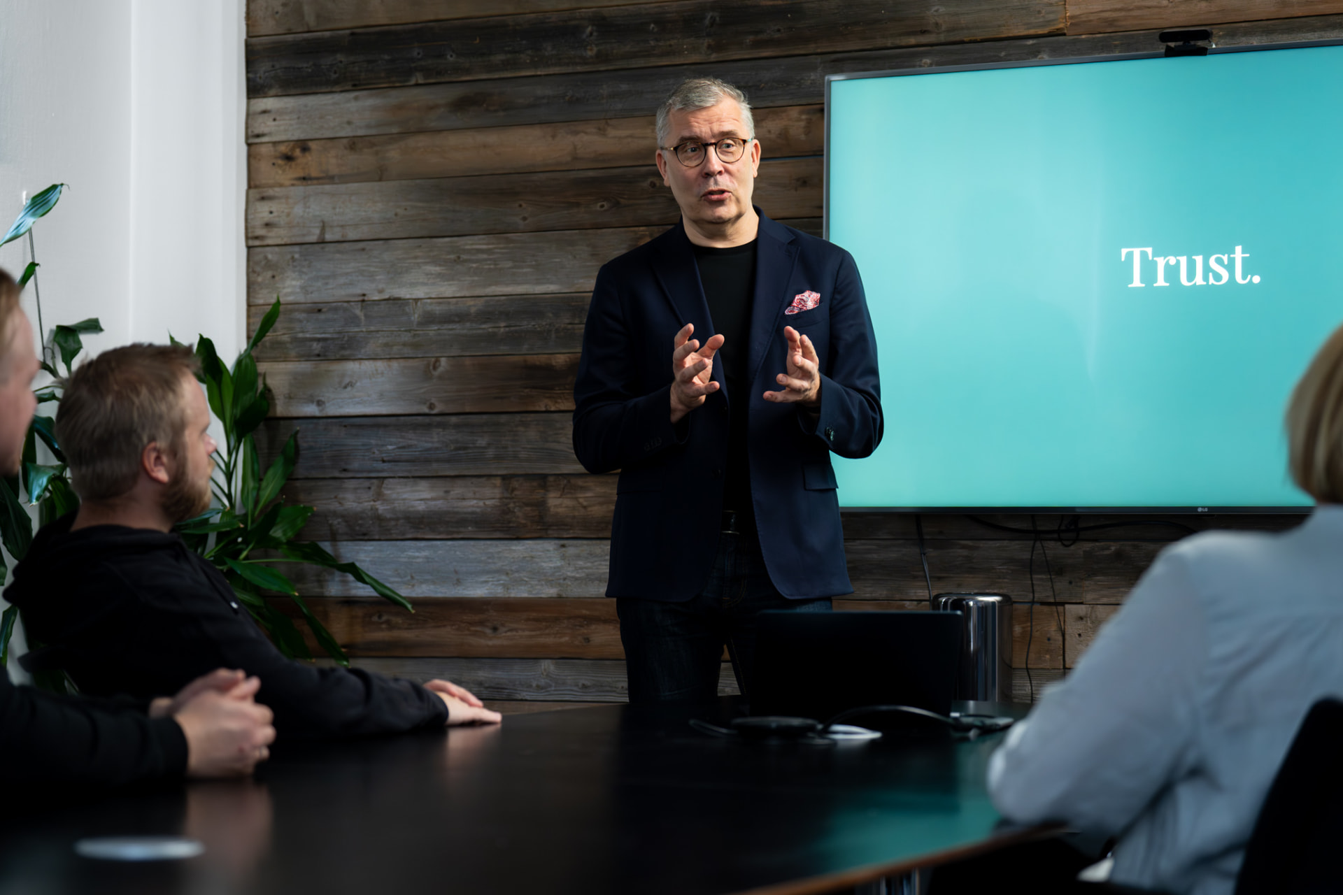 Pekka Pohjakallio presenting to a leadership team